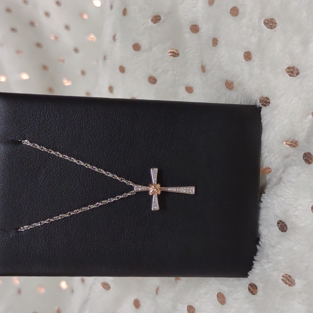 NWOT Beautiful cross necklace
